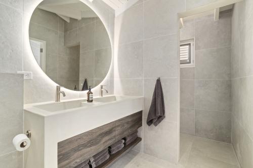 crown_villas_19-true_media_culture-35